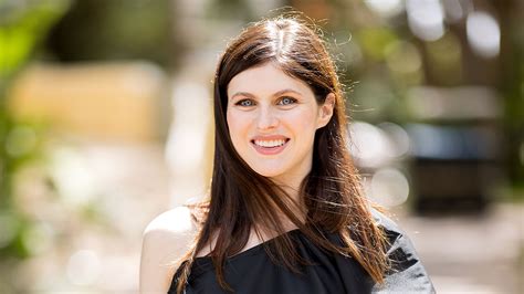 Alexandra Daddario Pregnant, Expecting First Child。